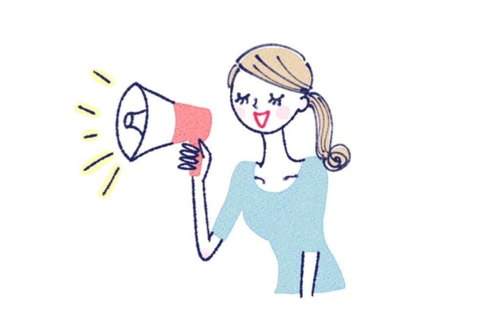 メガホンで呼びかける女性