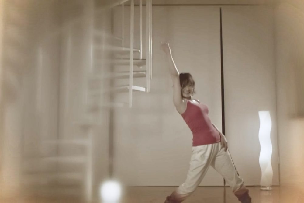 ポーズをとる樫木裕実先生