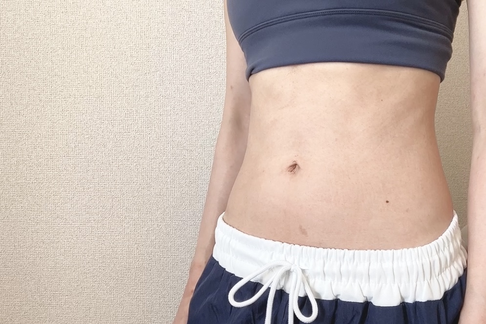 うっすら腹筋がわかる女性のお腹