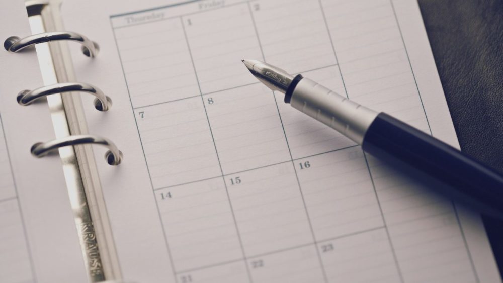 開かれたスケジュール帳と万年筆