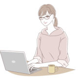 パソコン作業する女性